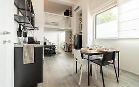 Navigli - Chic And Sophisticated Home In Milan